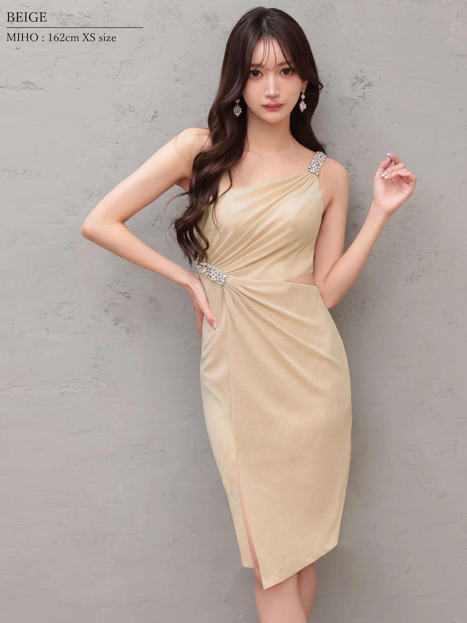 ワンショルダー ウエストカット タック ビジュー スリット タイト 膝丈ドレスのイメージ画像1
