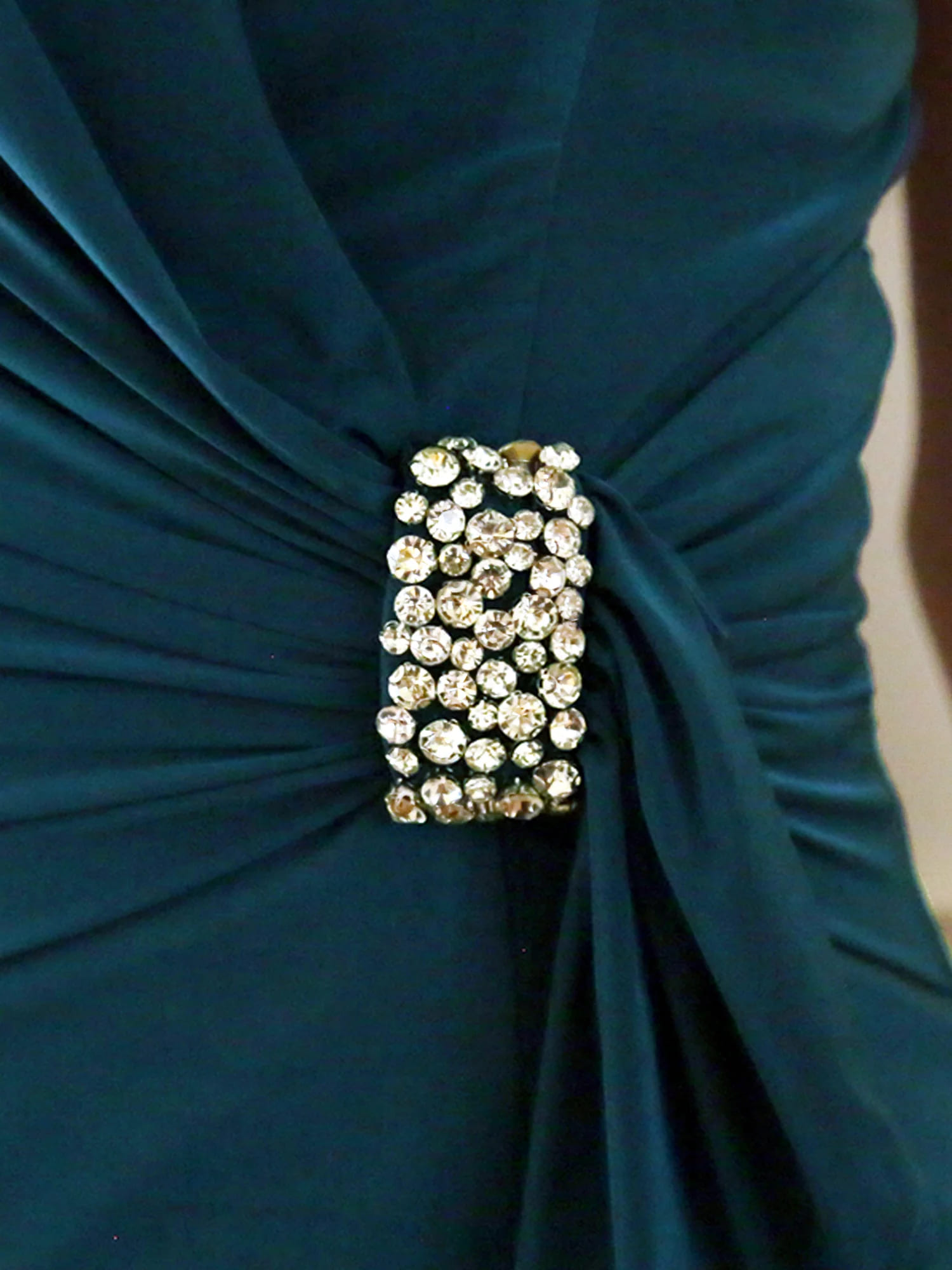 ベアトップ タックフリル ビジュー ジップデザイン タイト 膝丈ドレスのイメージ画像11