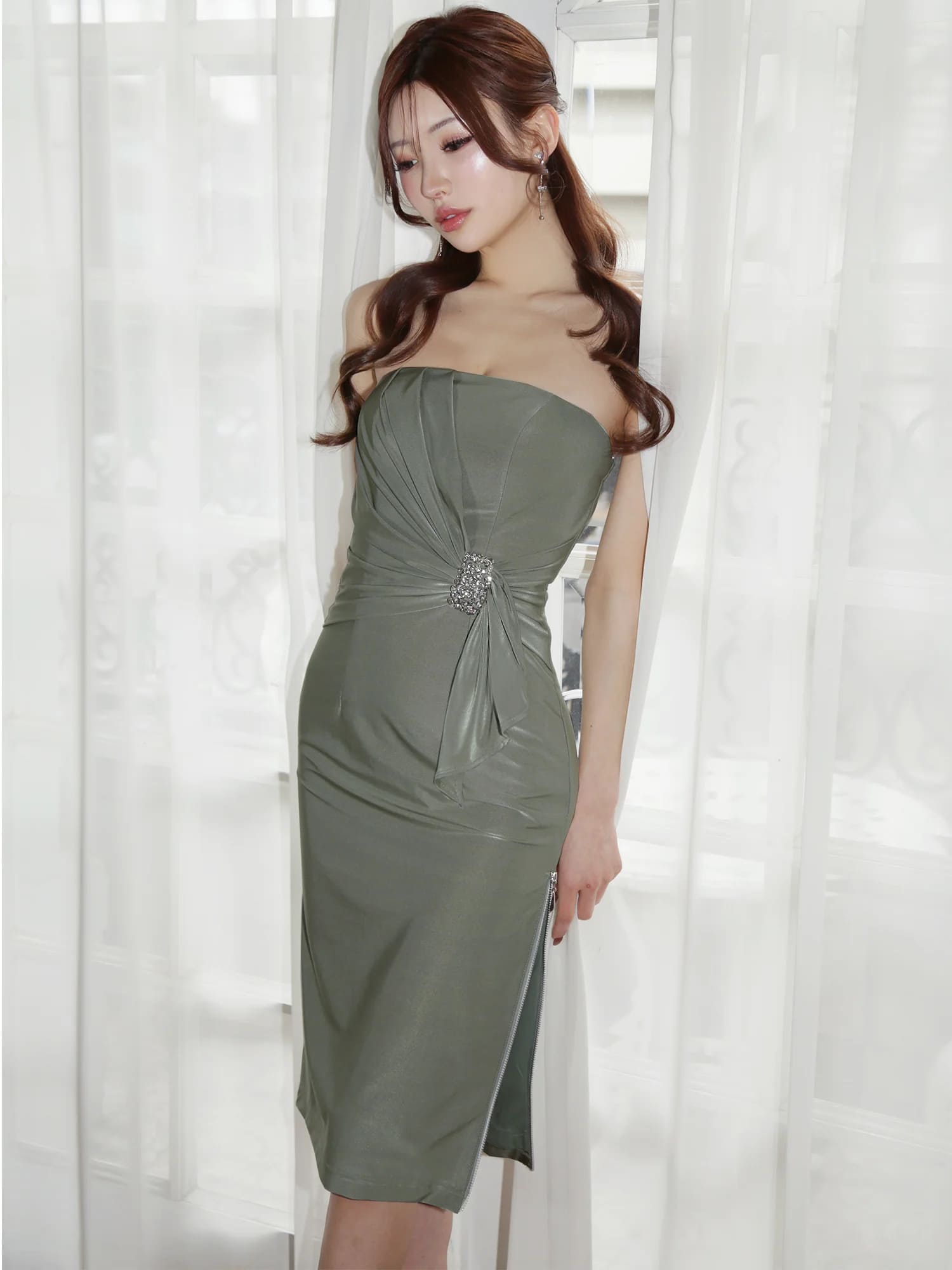 ベアトップ タックフリル ビジュー ジップデザイン タイト 膝丈ドレスのイメージ画像1