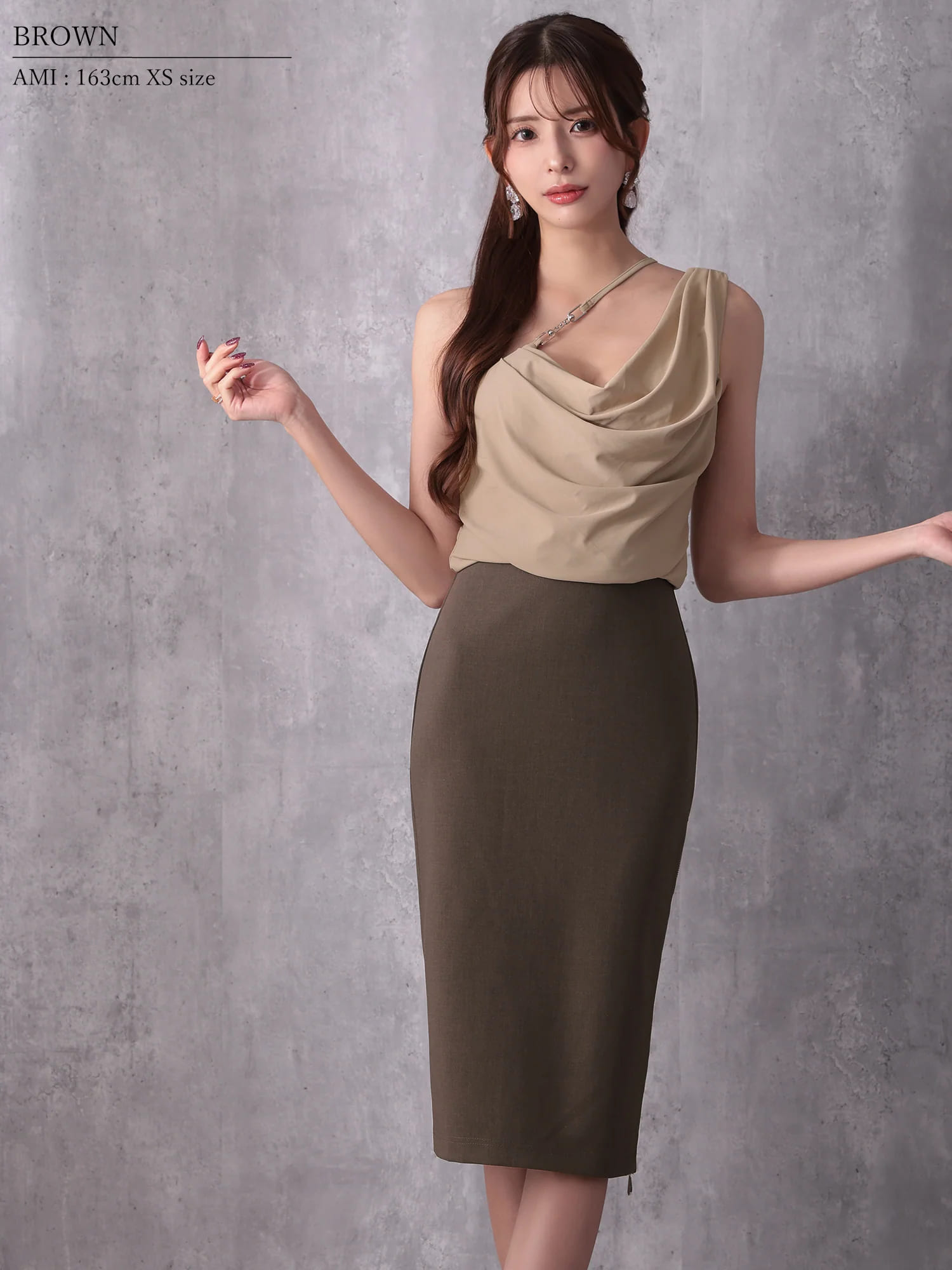 ワンショルダー アシンメトリー ドレープ チャーム チェーン ジップデザイン バイカラー 膝丈ドレスのイメージ画像1