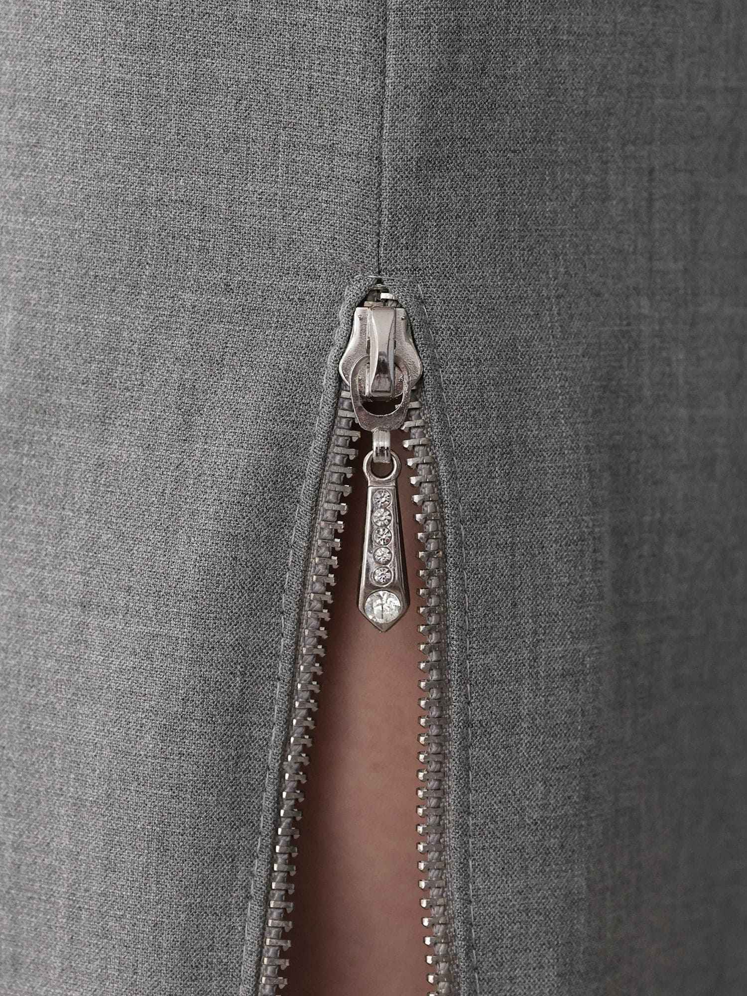 ワンショルダー アシンメトリー ドレープ チャーム チェーン ジップデザイン バイカラー 膝丈ドレスのイメージ画像11