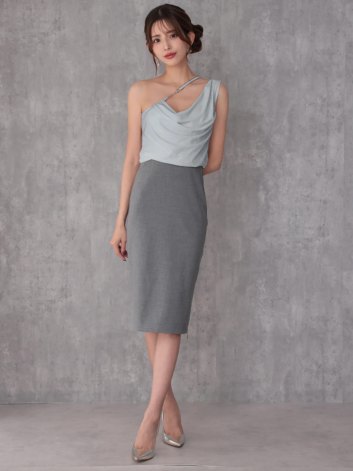 ワンショルダー アシンメトリー ドレープ チャーム チェーン ジップデザイン バイカラー 膝丈ドレスのイメージ画像3