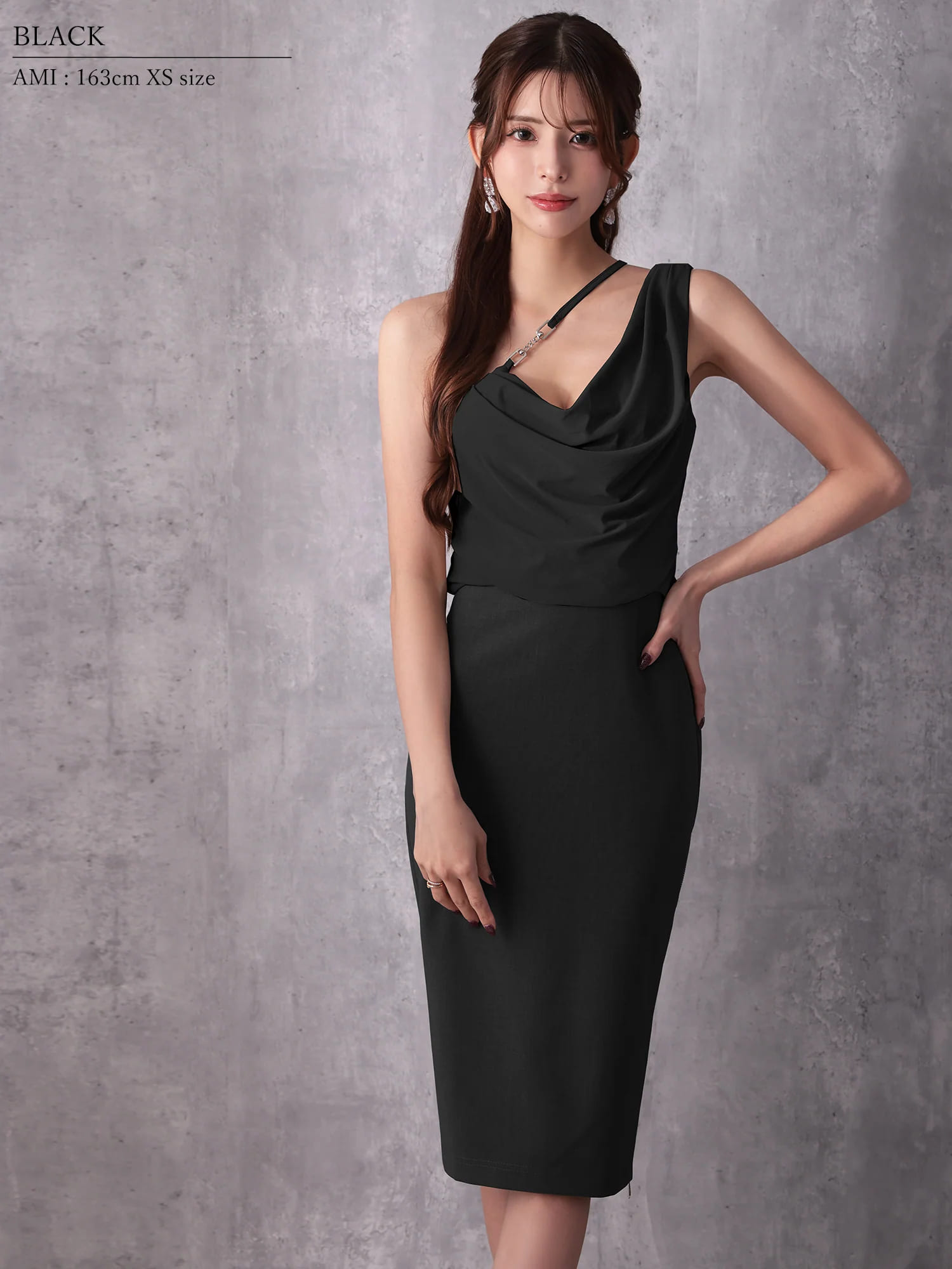 ワンショルダー アシンメトリー ドレープ チャーム チェーン ジップデザイン バイカラー 膝丈ドレスのイメージ画像4