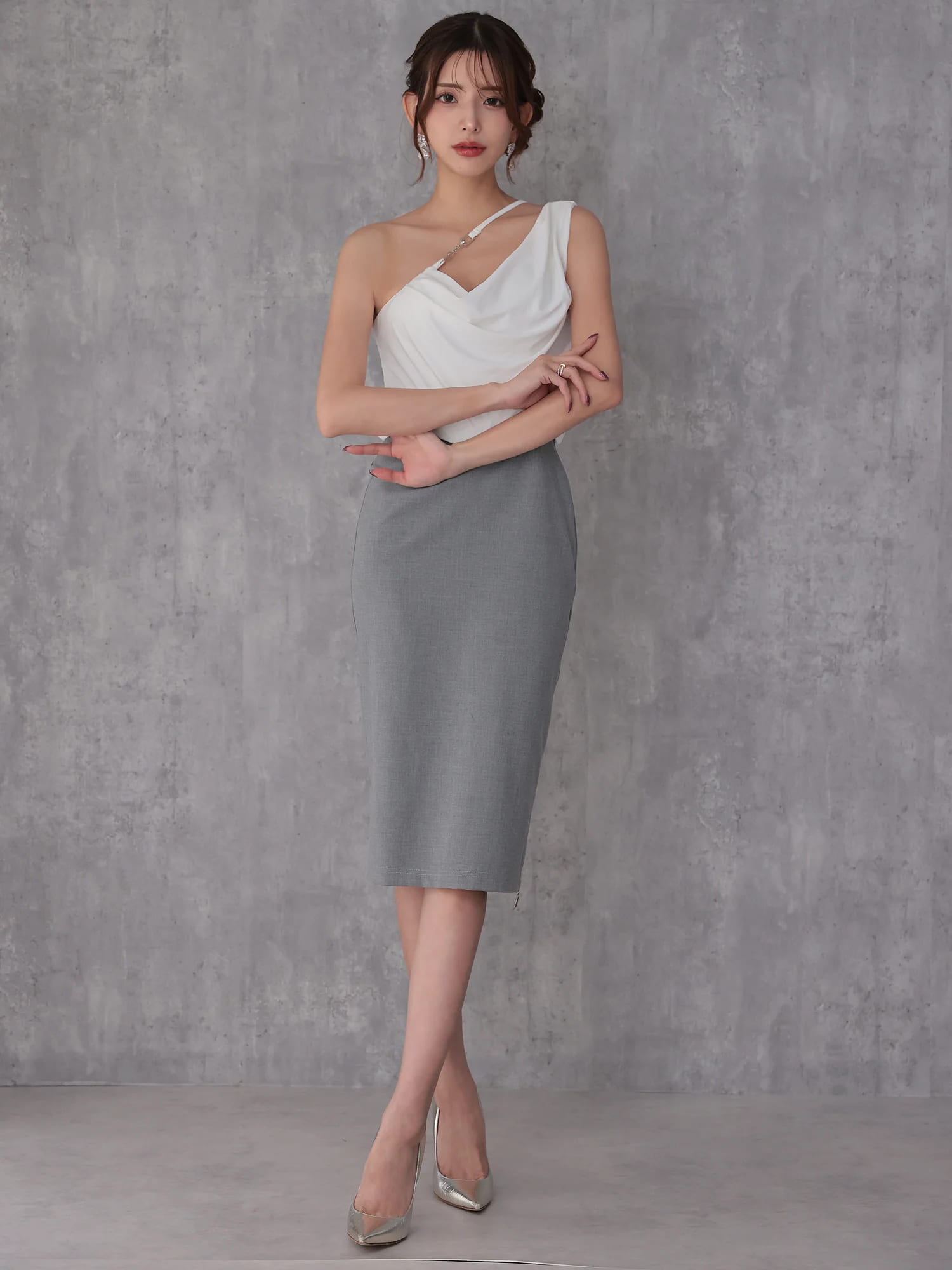 ワンショルダー アシンメトリー ドレープ チャーム チェーン ジップデザイン バイカラー 膝丈ドレスのイメージ画像7