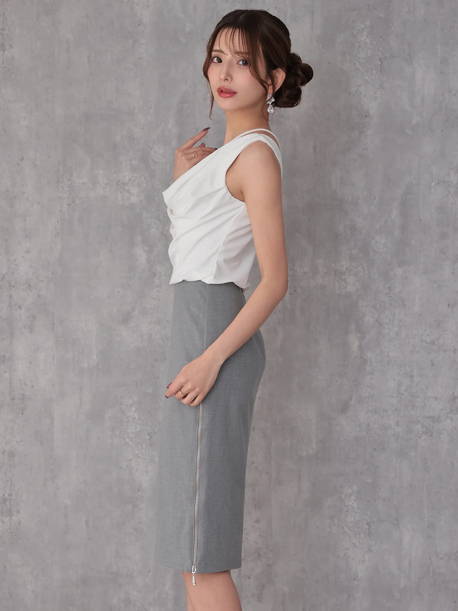 ワンショルダー アシンメトリー ドレープ チャーム チェーン ジップデザイン バイカラー 膝丈ドレスのイメージ画像8