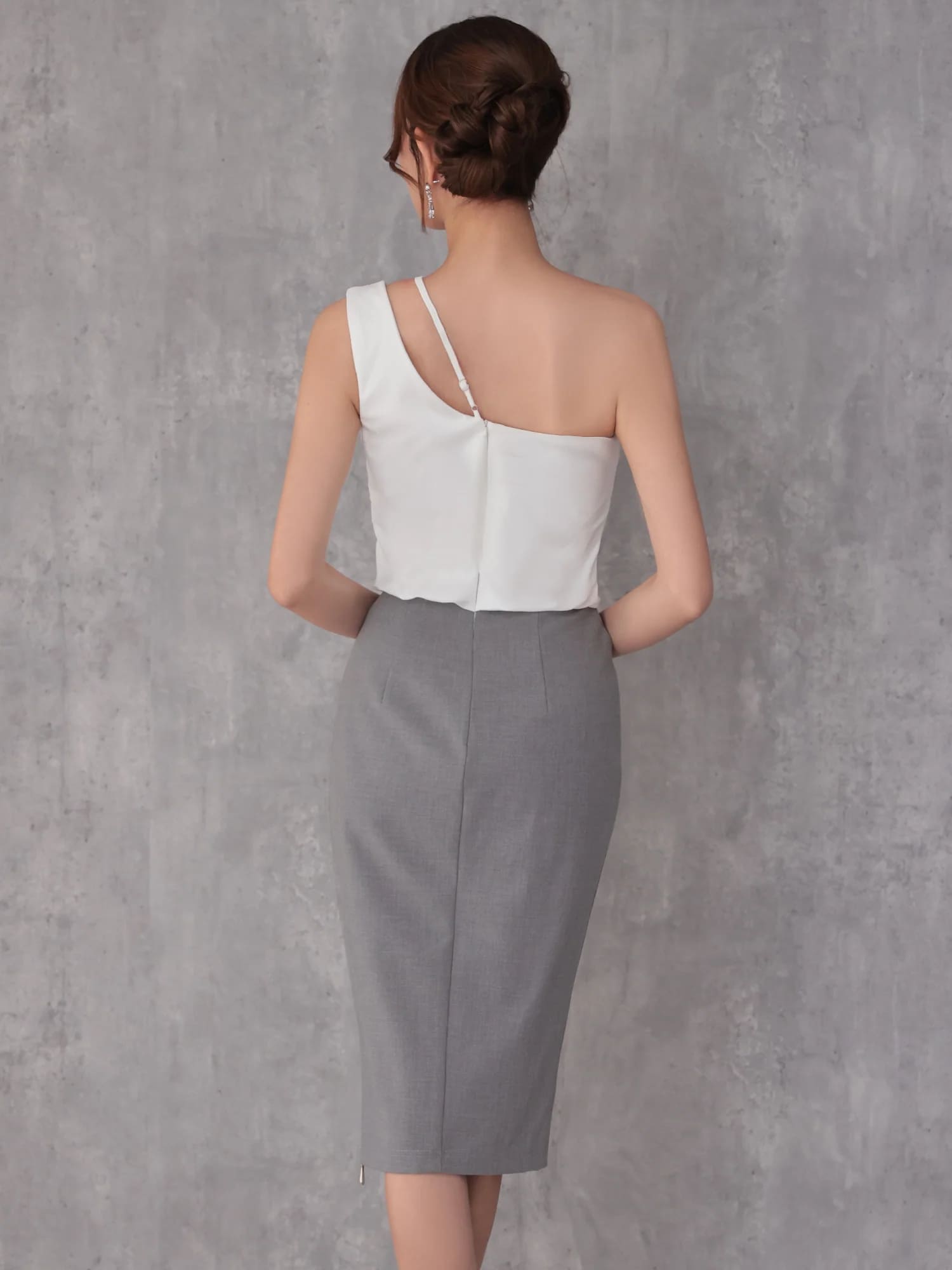 ワンショルダー アシンメトリー ドレープ チャーム チェーン ジップデザイン バイカラー 膝丈ドレスのイメージ画像9