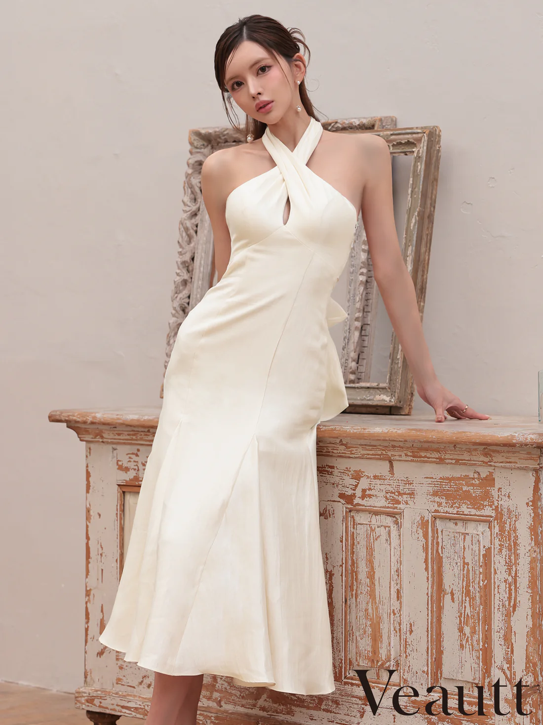 ホルターネック バックリボン クロスデザイン バックオープン ワンカラー マーメイドロングドレスのメイン画像