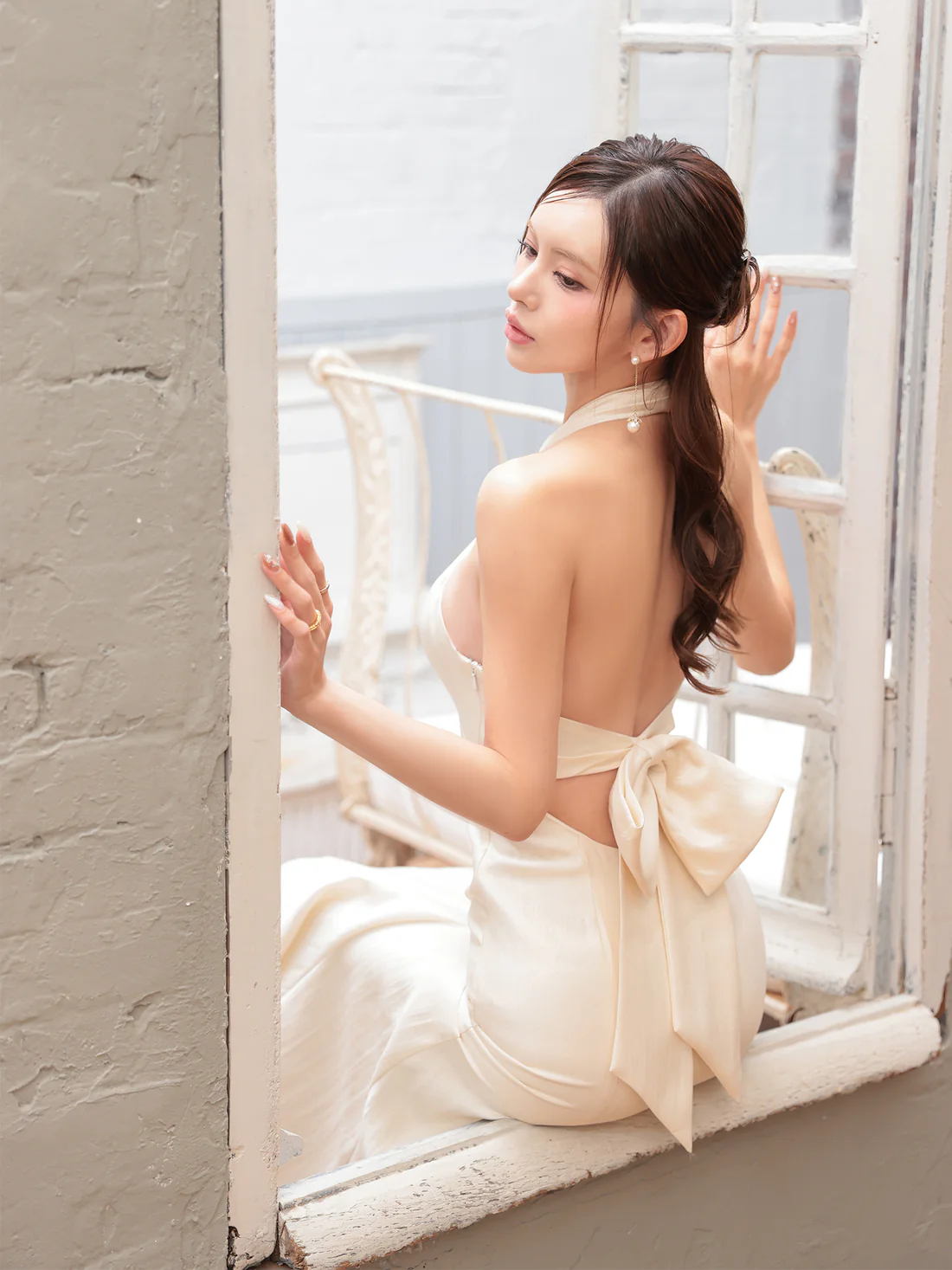 ホルターネック バックリボン クロスデザイン バックオープン ワンカラー マーメイドロングドレスのイメージ画像1