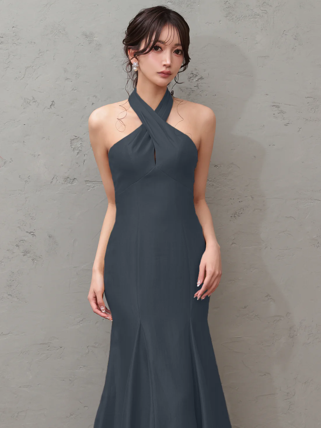 ホルターネック バックリボン クロスデザイン バックオープン ワンカラー マーメイドロングドレスのイメージ画像4