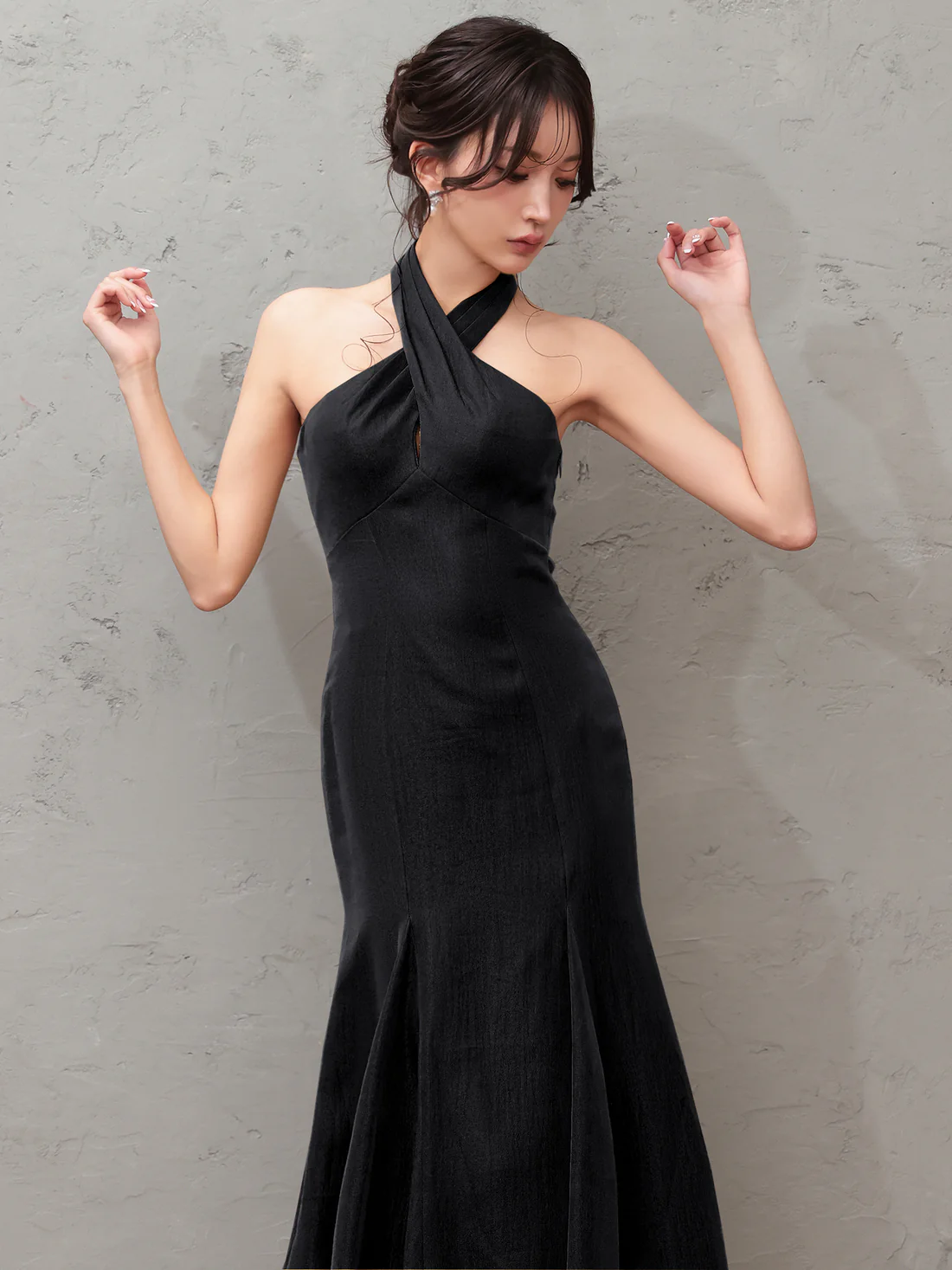 ホルターネック バックリボン クロスデザイン バックオープン ワンカラー マーメイドロングドレスのイメージ画像6