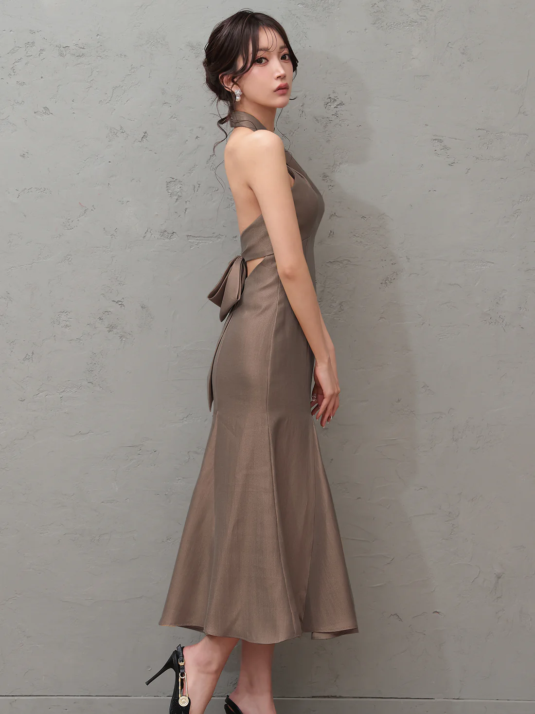 ホルターネック バックリボン クロスデザイン バックオープン ワンカラー マーメイドロングドレスのイメージ画像8