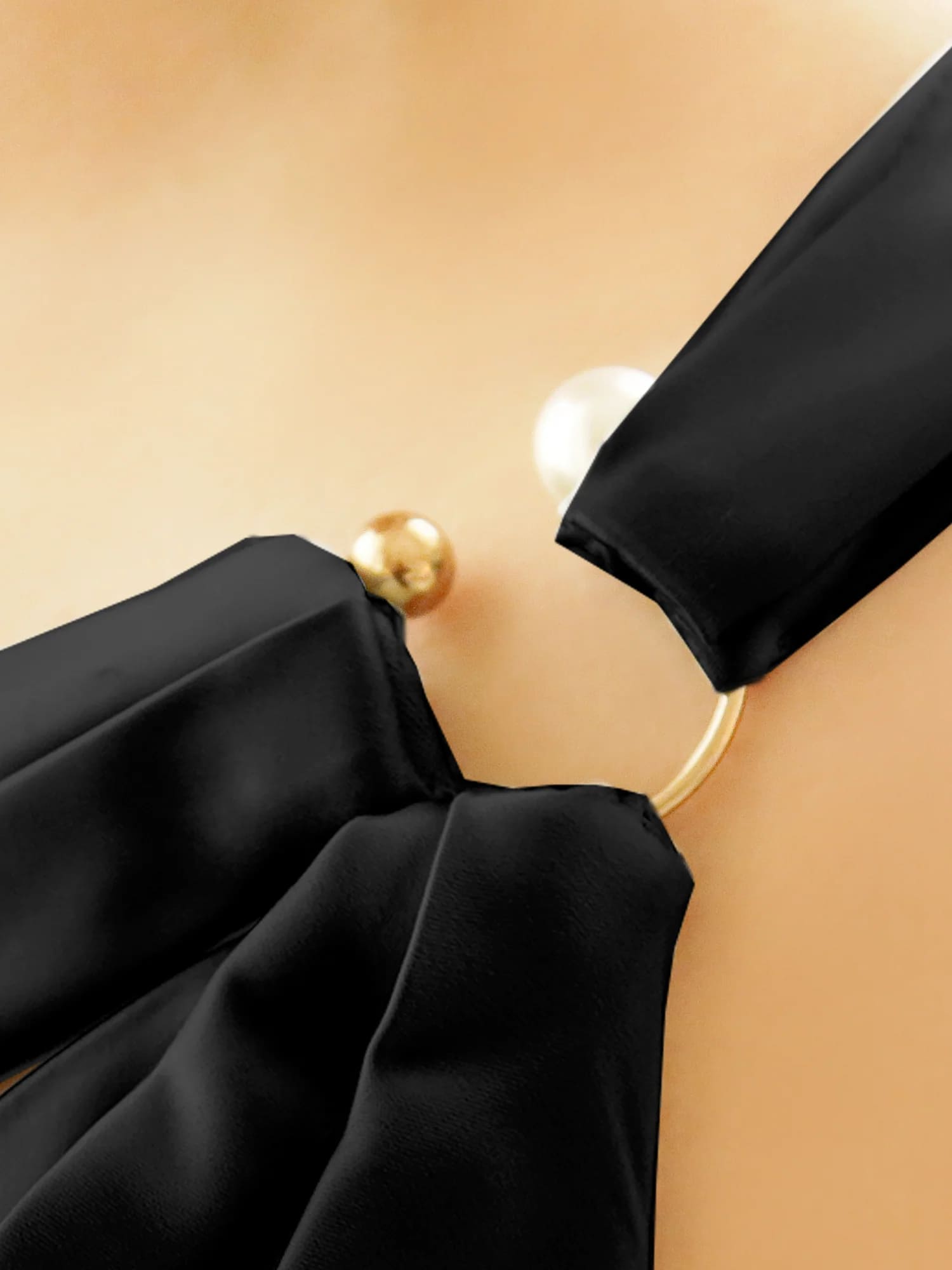 ワンショルダー チャーム バストカット ウエストクロスデザイン ジップデザイン サテン タイト 膝丈ドレスのイメージ画像11