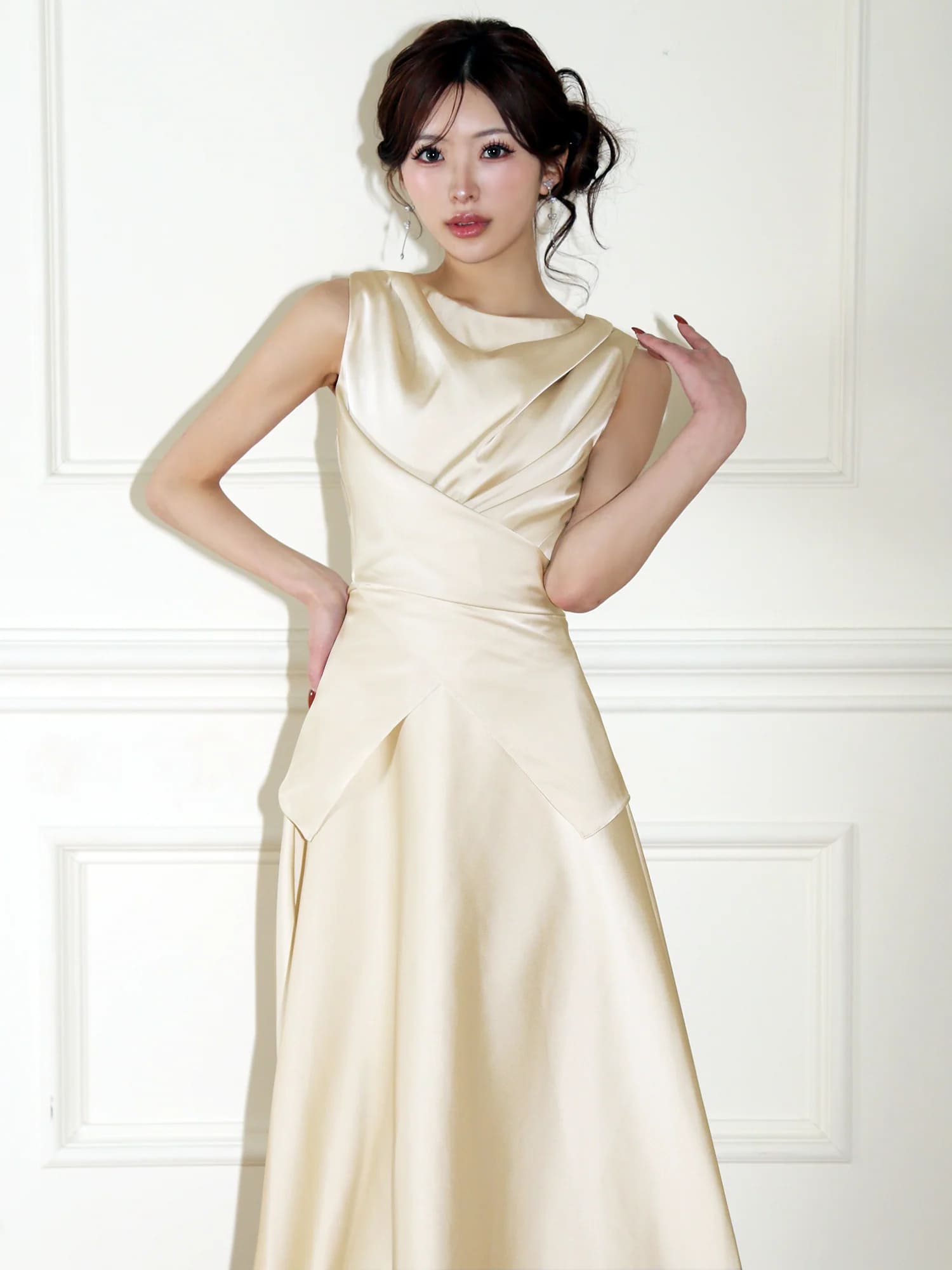 ノースリーブ ドレープ ウエストクロスデザイン バックリボン セットアップ フレア 膝丈ドレスのイメージ画像4