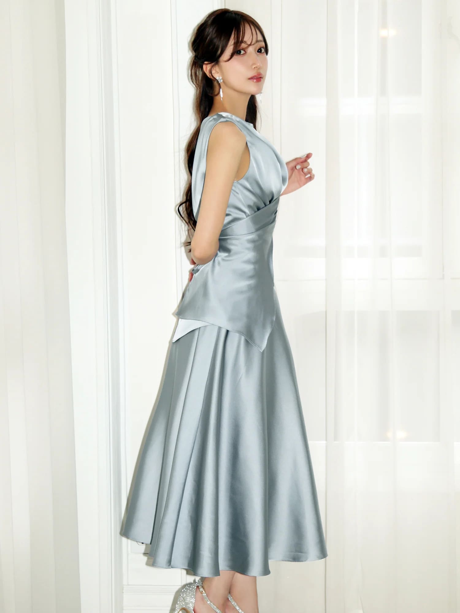 ノースリーブ ドレープ ウエストクロスデザイン バックリボン セットアップ フレア 膝丈ドレスのイメージ画像7