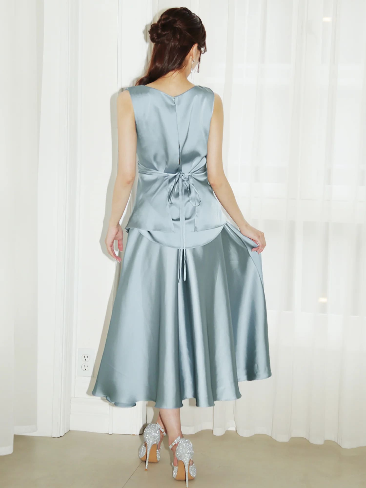 ノースリーブ ドレープ ウエストクロスデザイン バックリボン セットアップ フレア 膝丈ドレスのイメージ画像8