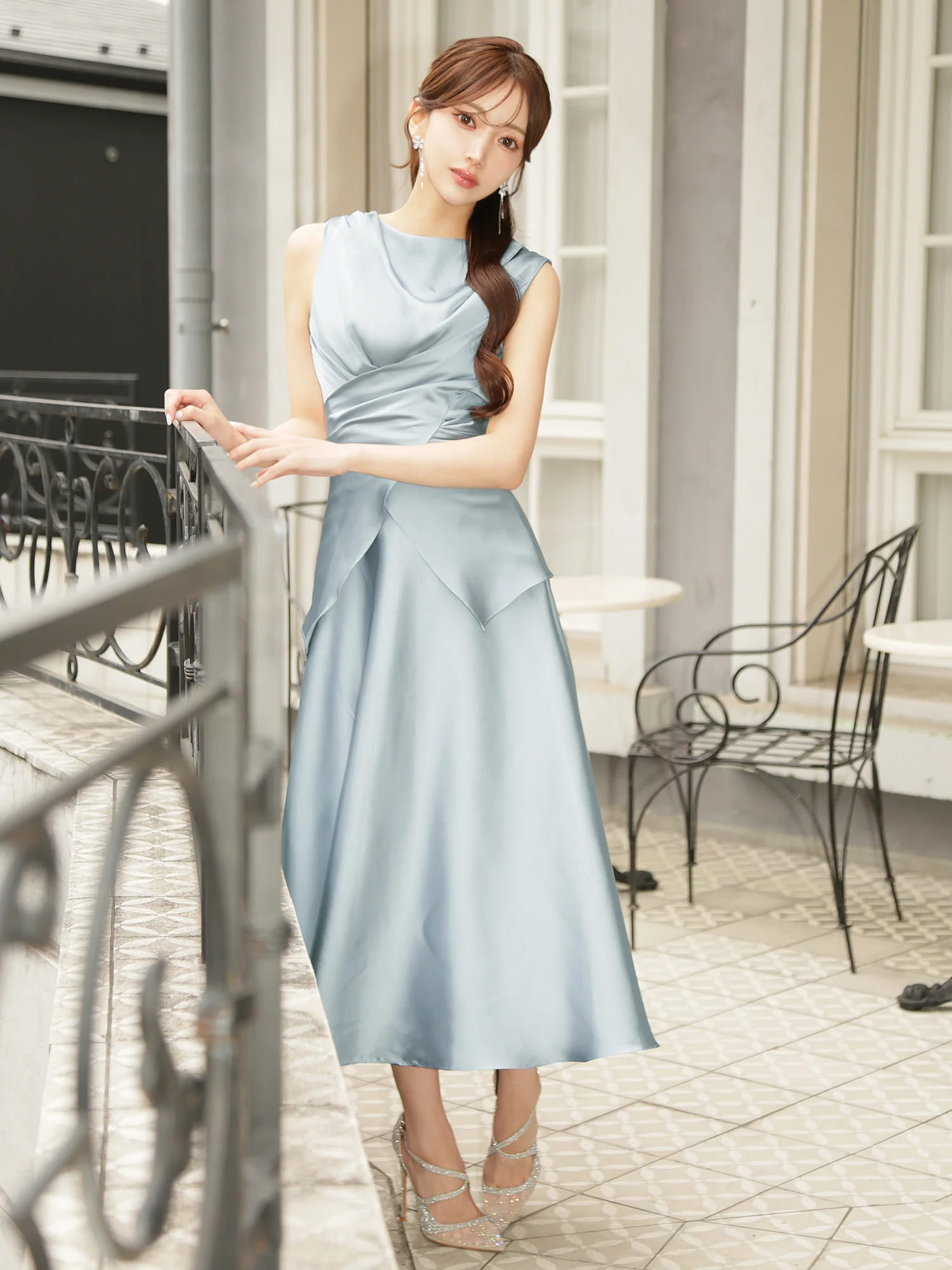 ノースリーブ ドレープ ウエストクロスデザイン バックリボン セットアップ フレア 膝丈ドレスのイメージ画像1