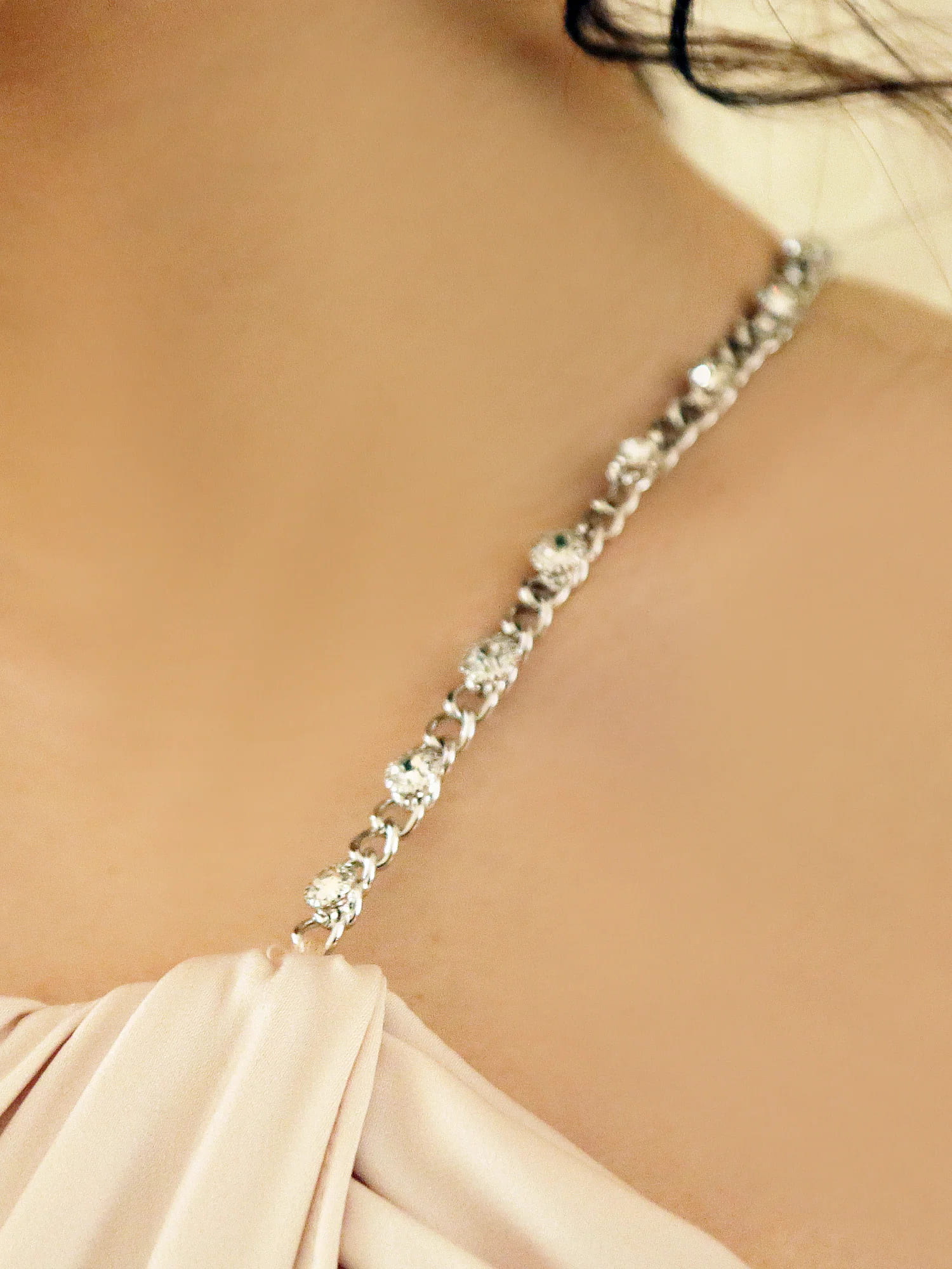 長袖 アシンメトリーデザイン ドレープ ビジュー ラメ フレア 膝丈ドレスのイメージ画像11