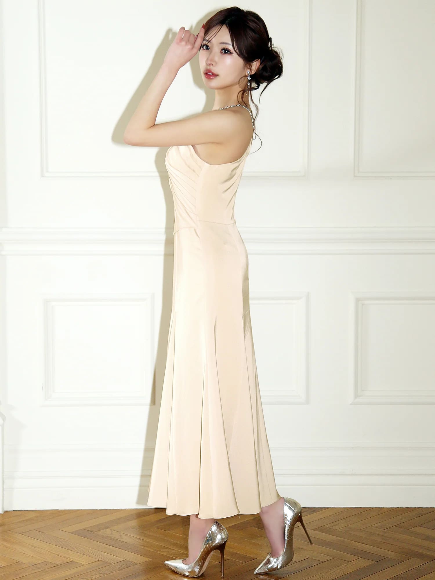 長袖 アシンメトリーデザイン ドレープ ビジュー ラメ フレア 膝丈ドレスのイメージ画像9