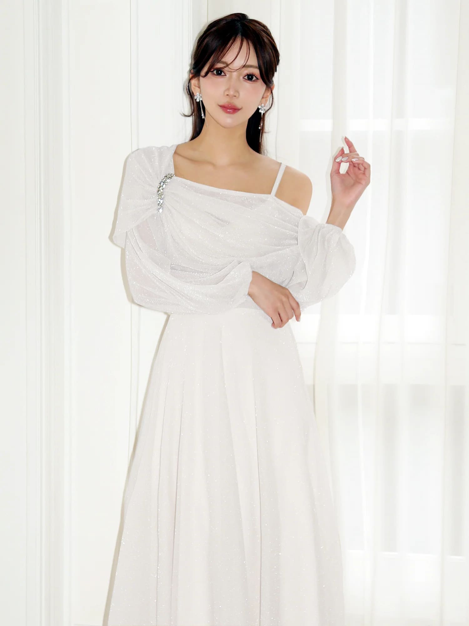 長袖 アシンメトリーデザイン ドレープ ビジュー ラメ フレア 膝丈ドレスのイメージ画像4