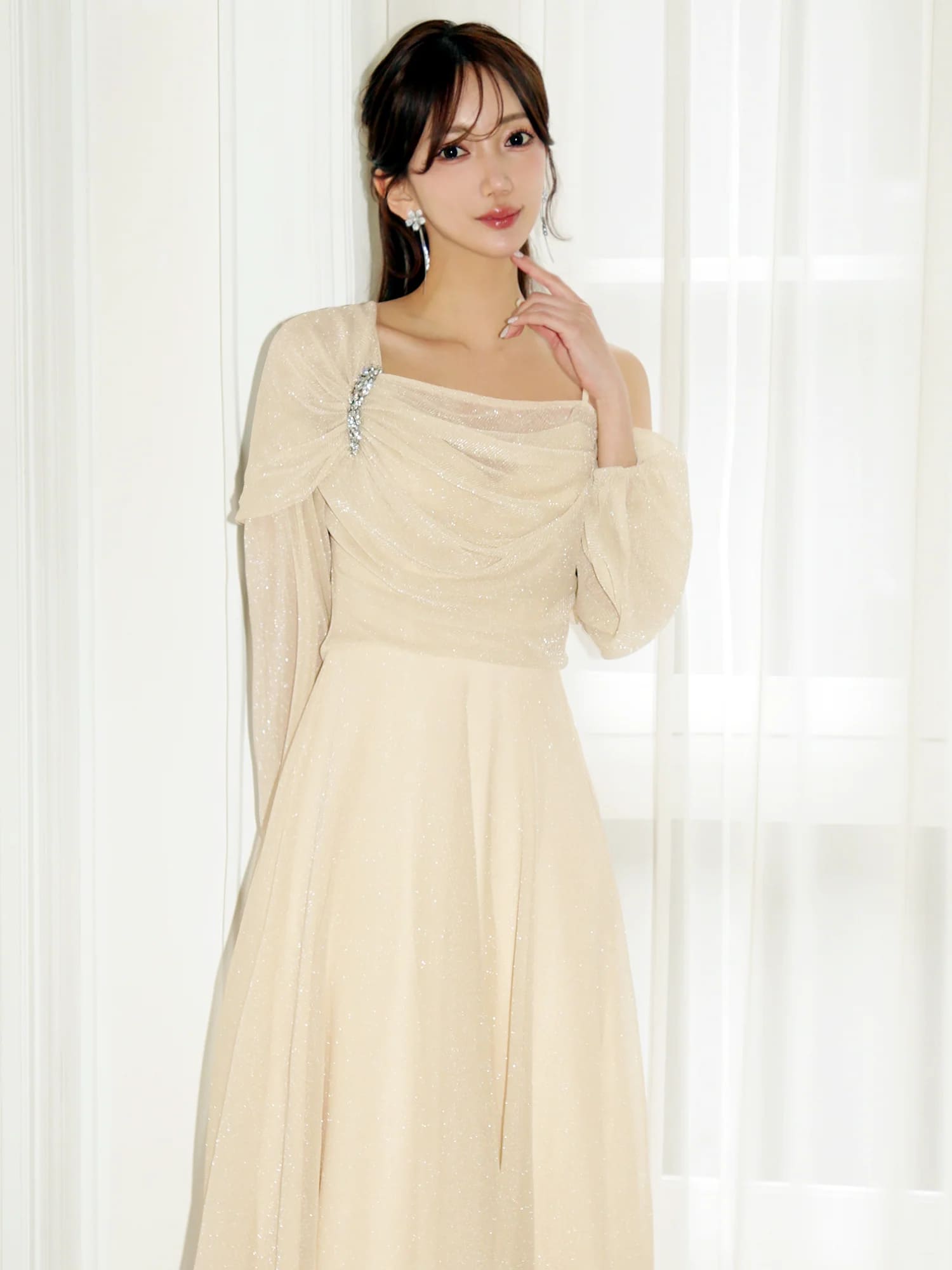 長袖 アシンメトリーデザイン ドレープ ビジュー ラメ フレア 膝丈ドレスのイメージ画像8