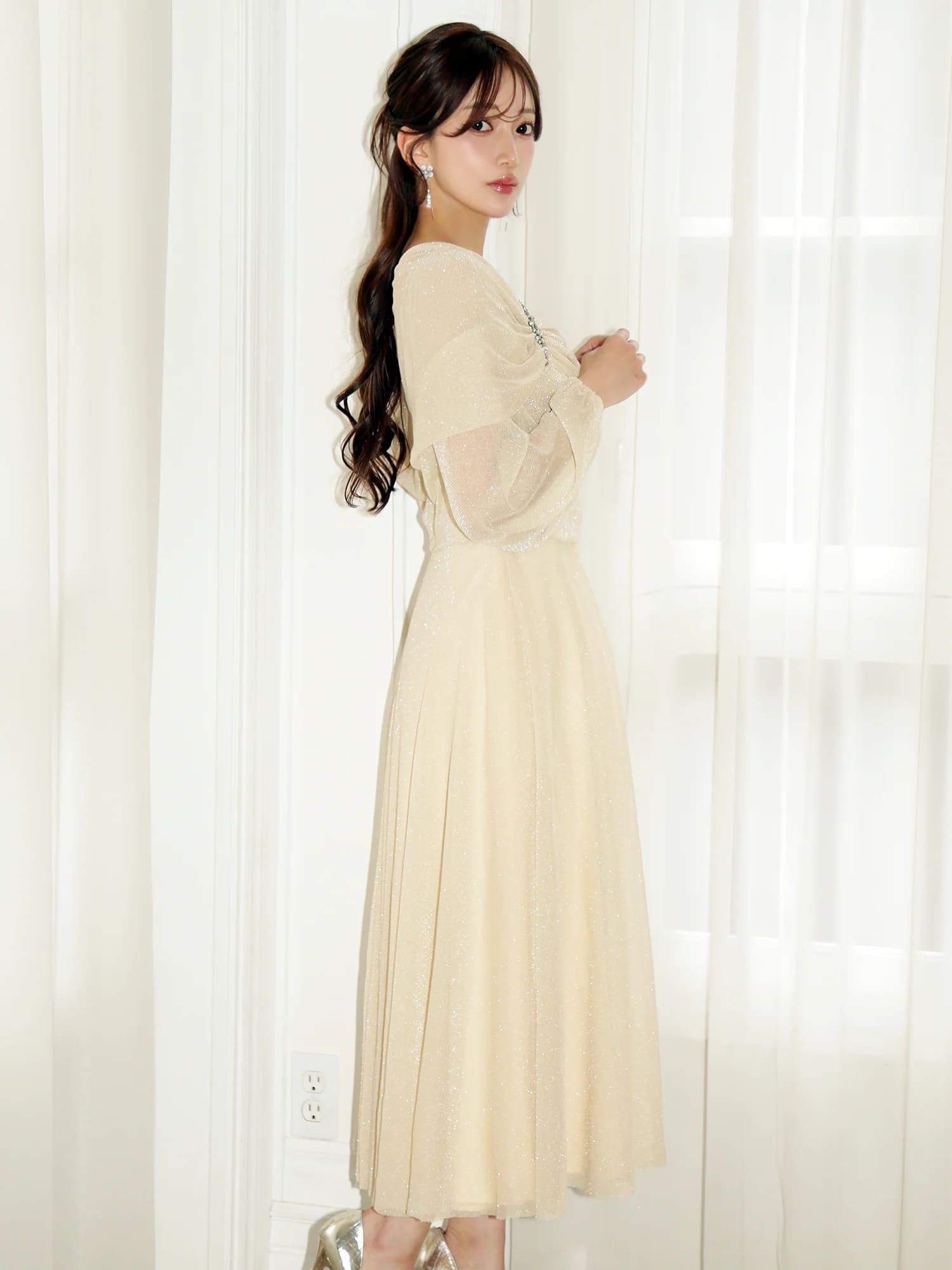 長袖 アシンメトリーデザイン ドレープ ビジュー ラメ フレア 膝丈ドレスのイメージ画像9