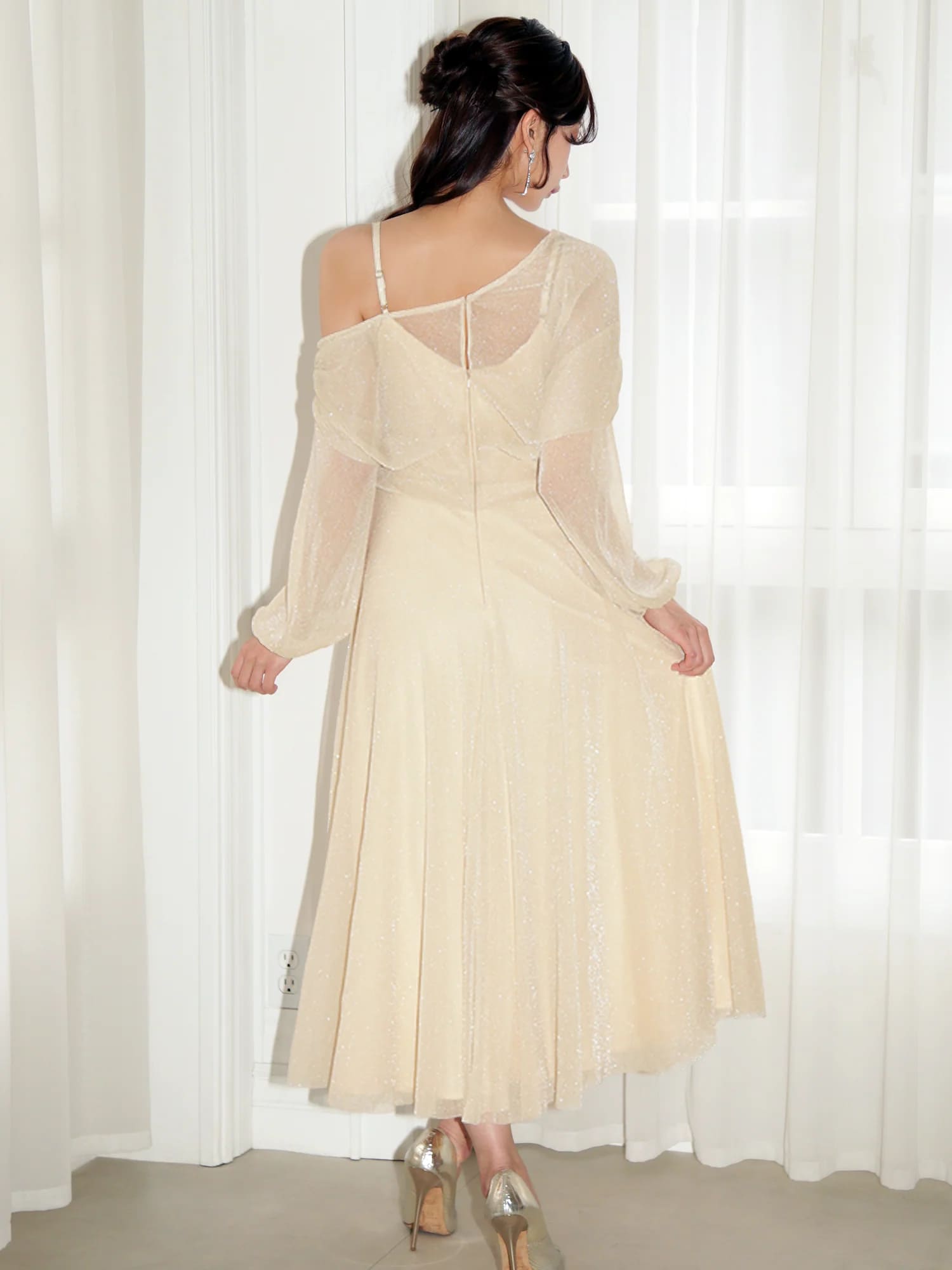 長袖 アシンメトリーデザイン ドレープ ビジュー ラメ フレア 膝丈ドレスのイメージ画像10