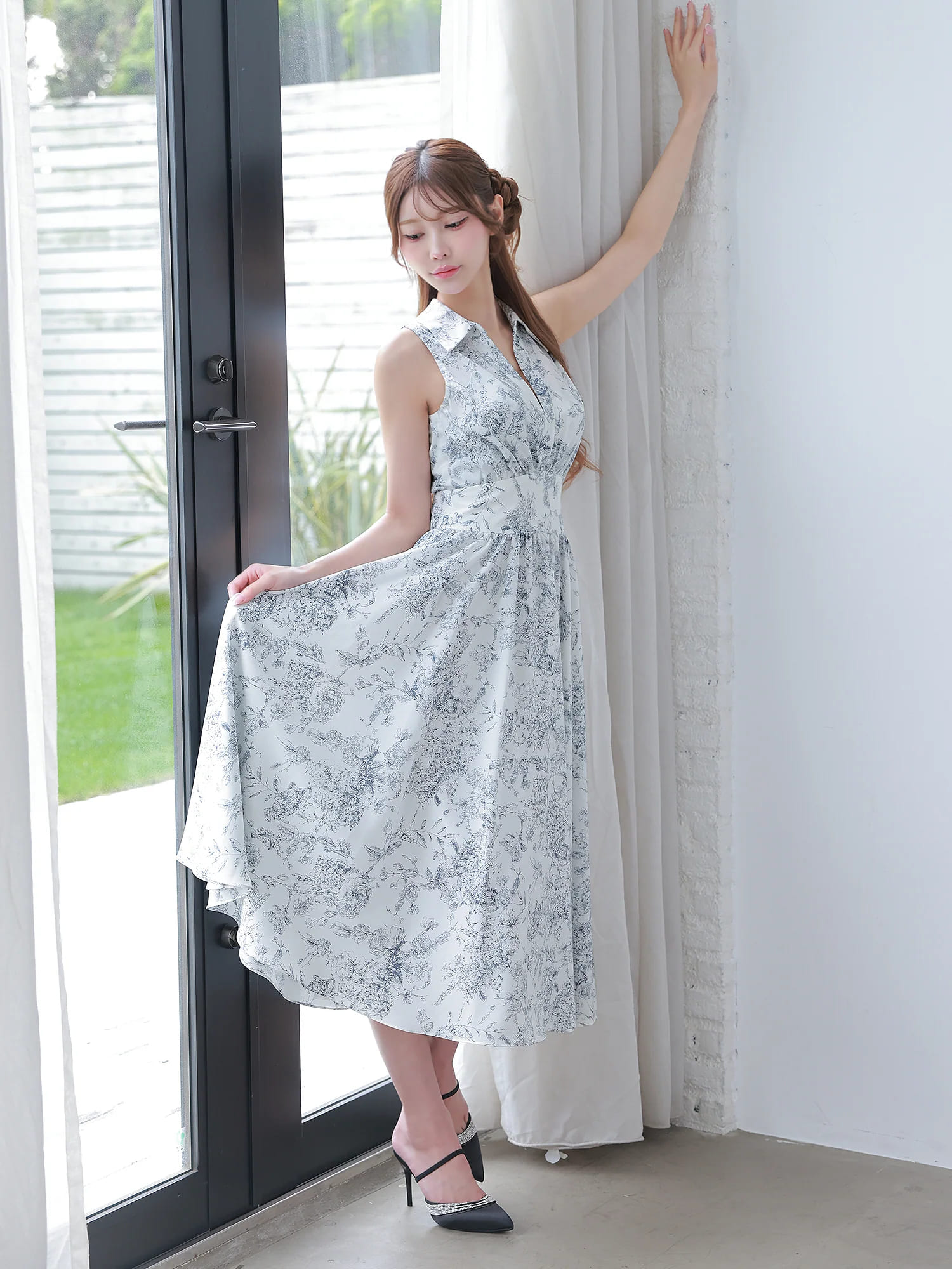 襟付き ノースリーブ Vネックデザイン ウエストマーク 花柄 Aラインロングドレスのイメージ画像1