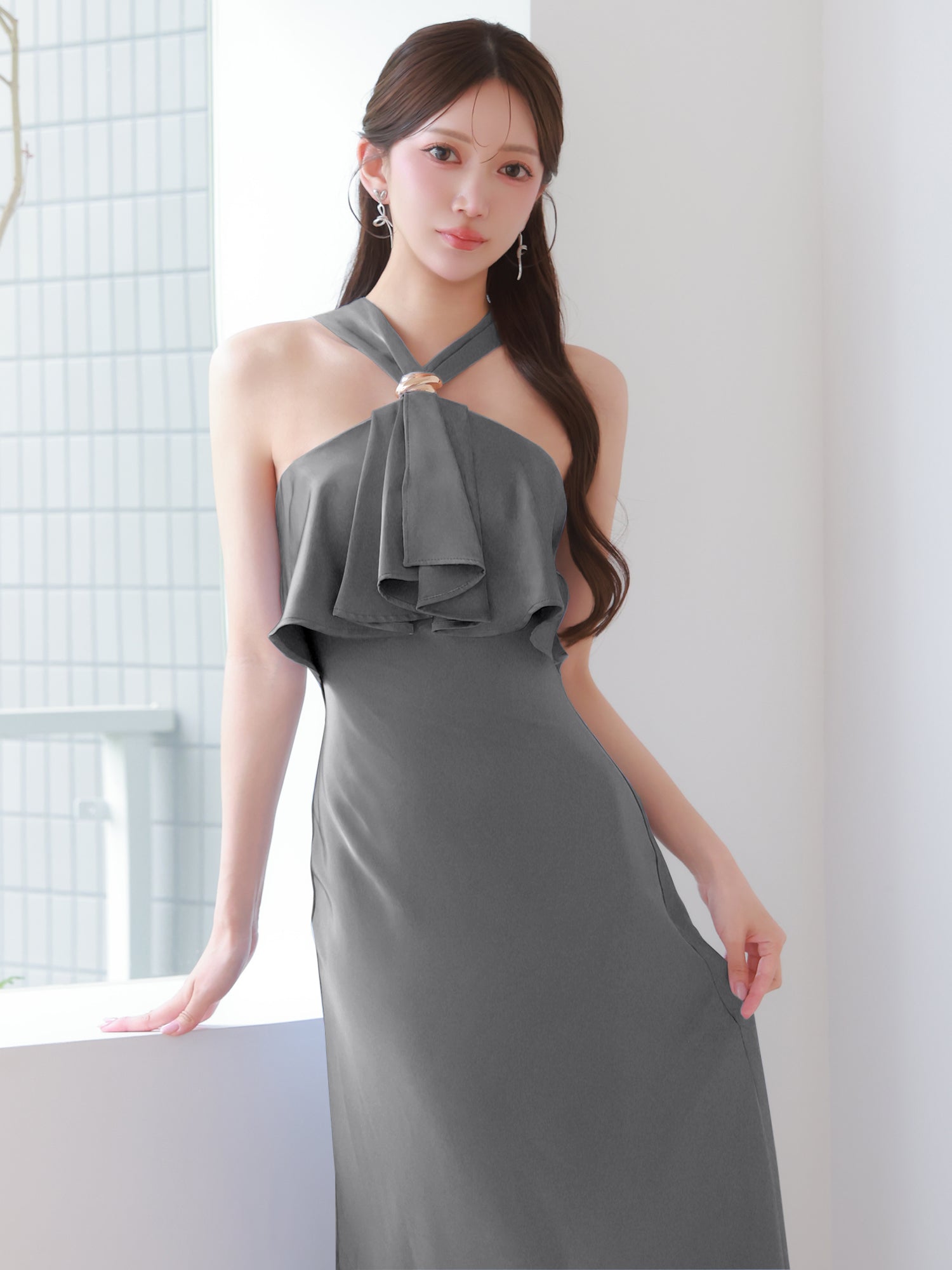 クロスネック メタルリング ラッフルフリル サテン マーメイド 膝丈ドレスのイメージ画像5