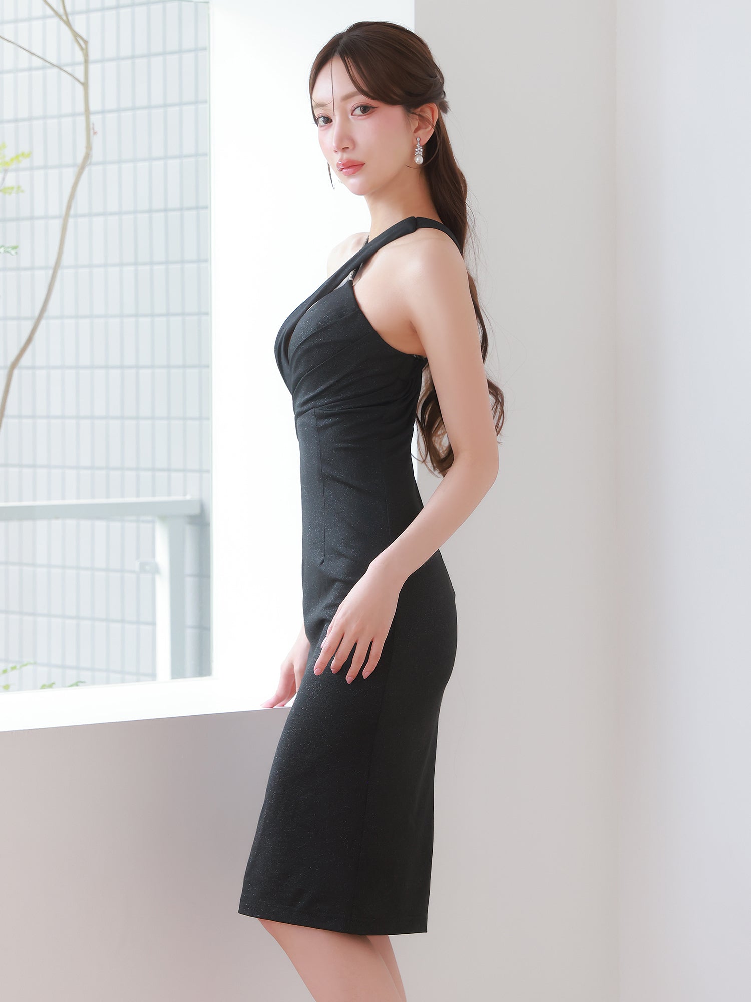 アシンメトリー クロスネック ビジュー バストカット タック ラメ タイト膝丈ドレスのイメージ画像9