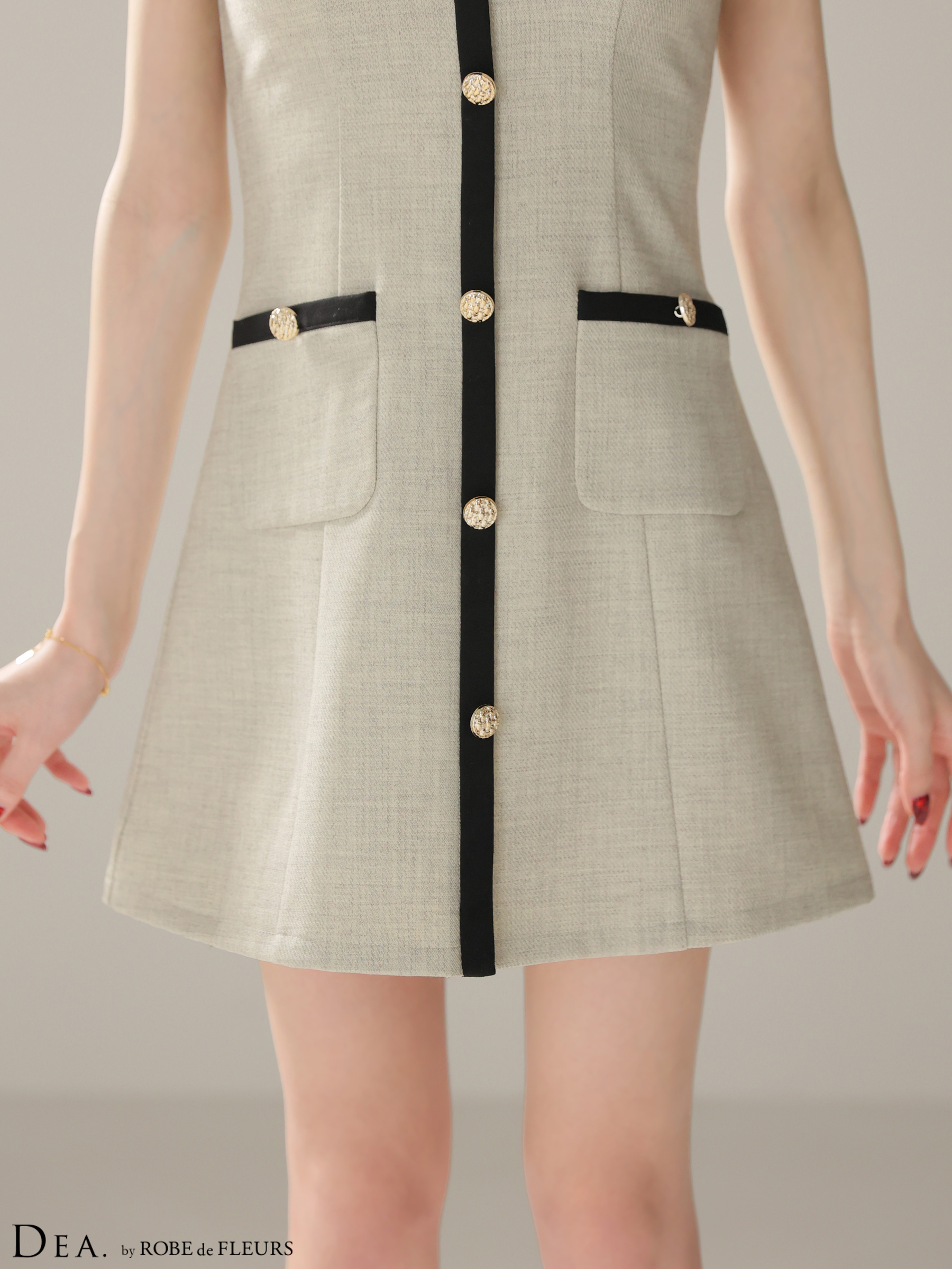 Vネック バイカラー ノースリーブ 襟付き ゴールドボタン 台形 フレアミニドレスのイメージ画像7