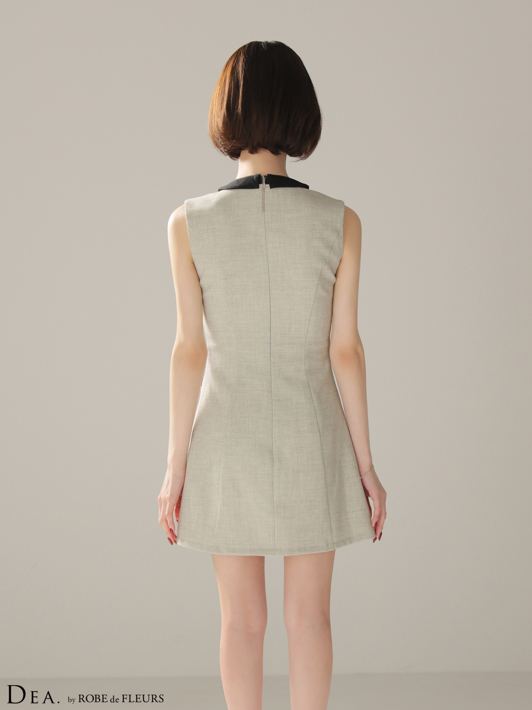 Vネック バイカラー ノースリーブ 襟付き ゴールドボタン 台形 フレアミニドレスのイメージ画像4