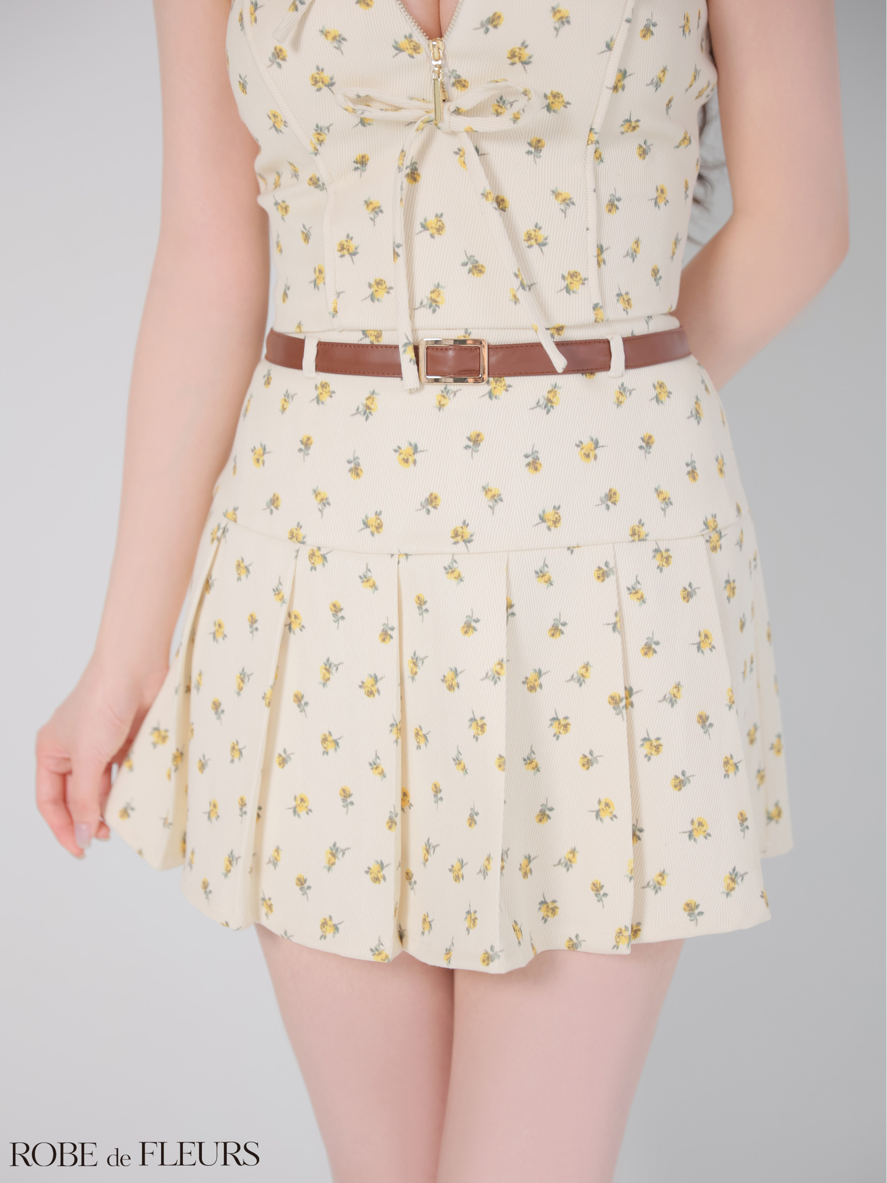 セットアップ レザーパイピング 小花柄 リボン キャミソール 2way ベア フレアミニドレスのイメージ画像7