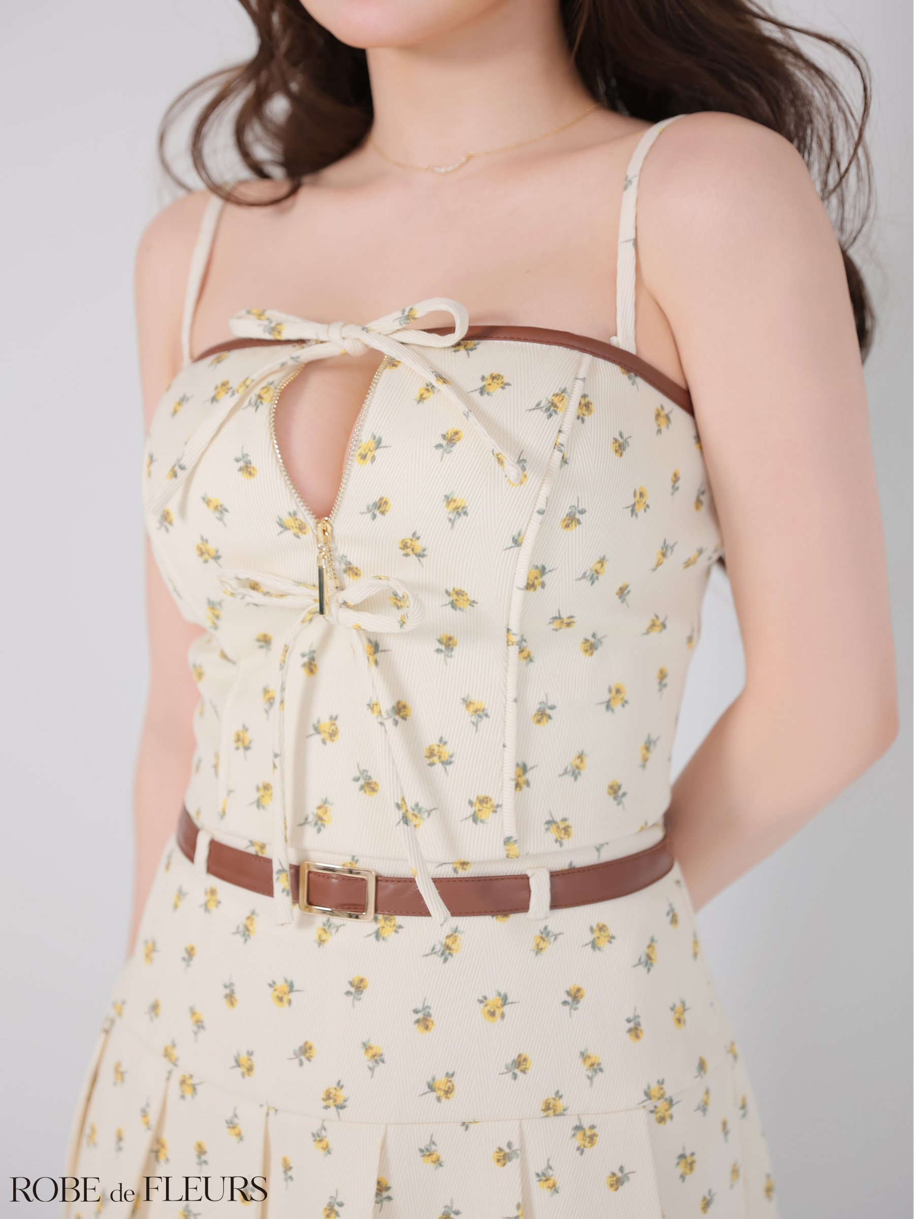 セットアップ レザーパイピング 小花柄 リボン キャミソール 2way ベア フレアミニドレスのイメージ画像8