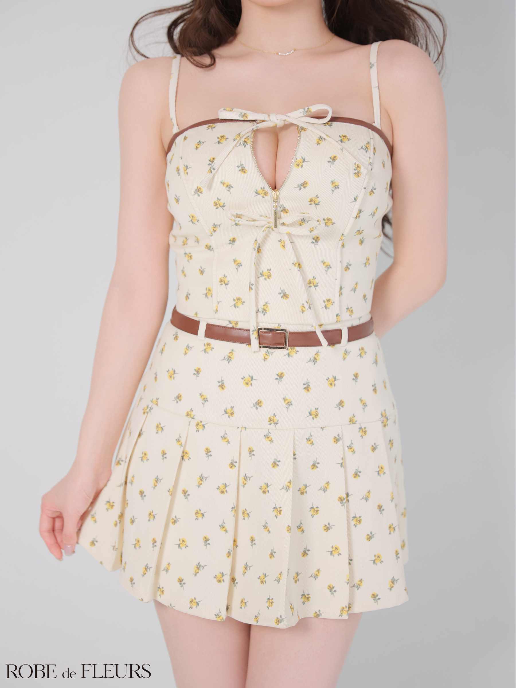 セットアップ レザーパイピング 小花柄 リボン キャミソール 2way ベア フレアミニドレスのイメージ画像4