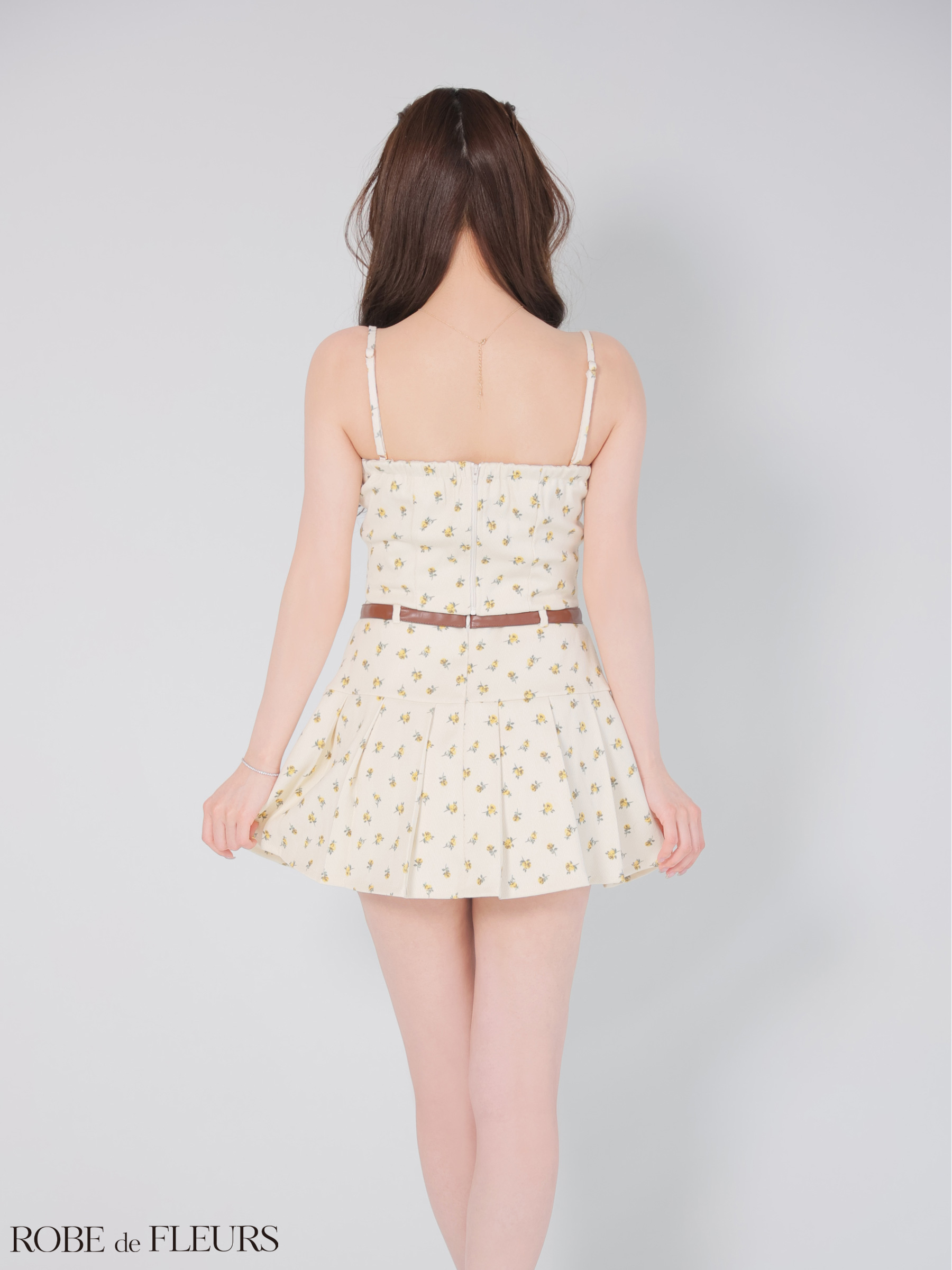 セットアップ レザーパイピング 小花柄 リボン キャミソール 2way ベア フレアミニドレスのイメージ画像5