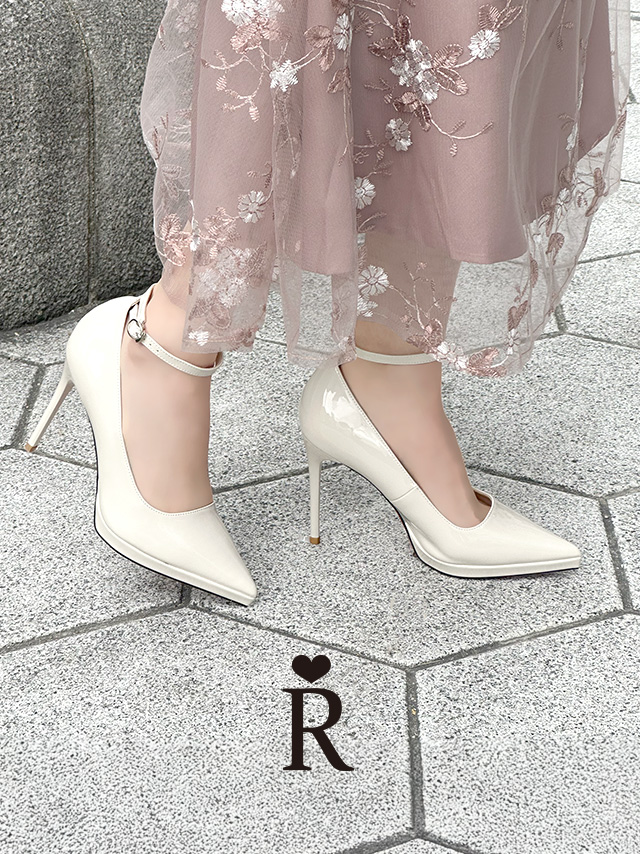 アンクルストラップ付き ポインテッドトゥ パンプス