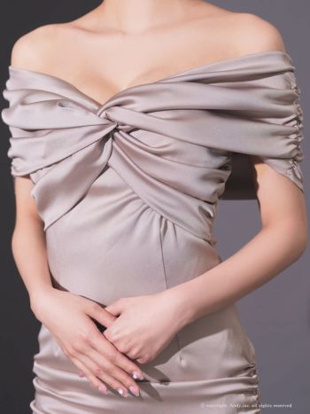 新品未使用タグ付きAndyスパンコールオフショルリボンドレス定価41,800円 Andy/アンディ】オフショルダー バストクロス ギャザー サテン リボン