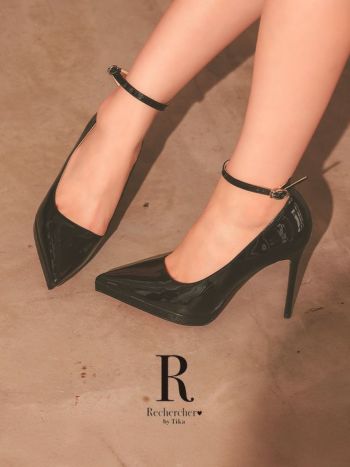キャバヒール Rechercher ルシェルシェ エナメル アンクルストラップ付き ポインテッドトゥ パンプス
